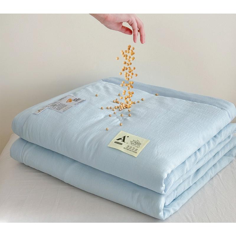 Cooling Summer Bedding: Airy Quilt Designed for Comfortable Nights with Air Conditioning