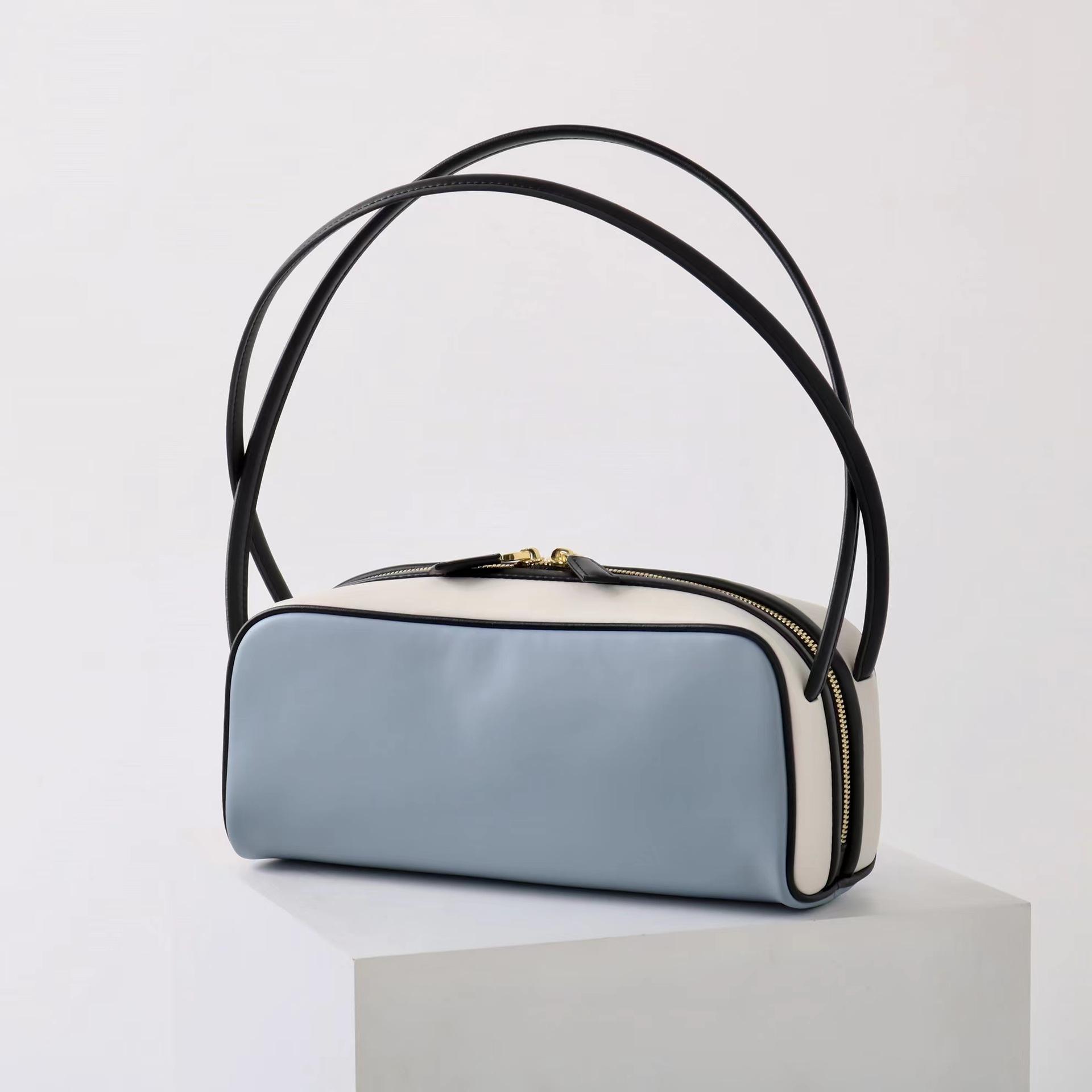 

2025 Новая Универсальная Кожаная Ручная Сумка для Боулинга для Женщин Супер Горячая Контрастная Высококлассная Одноплечевая Сумка для Поездок Под Мышку 27x9x11cm белый/синий