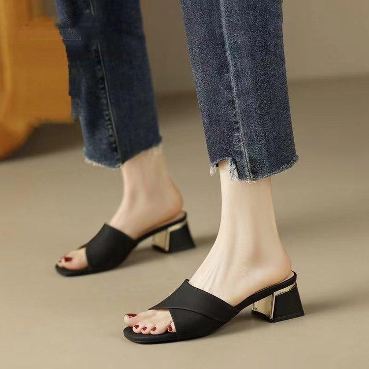 

Slippers women s fashion thick heel soft bottom sandals women s trend versatile medium heel one word slippers women 34 чорний