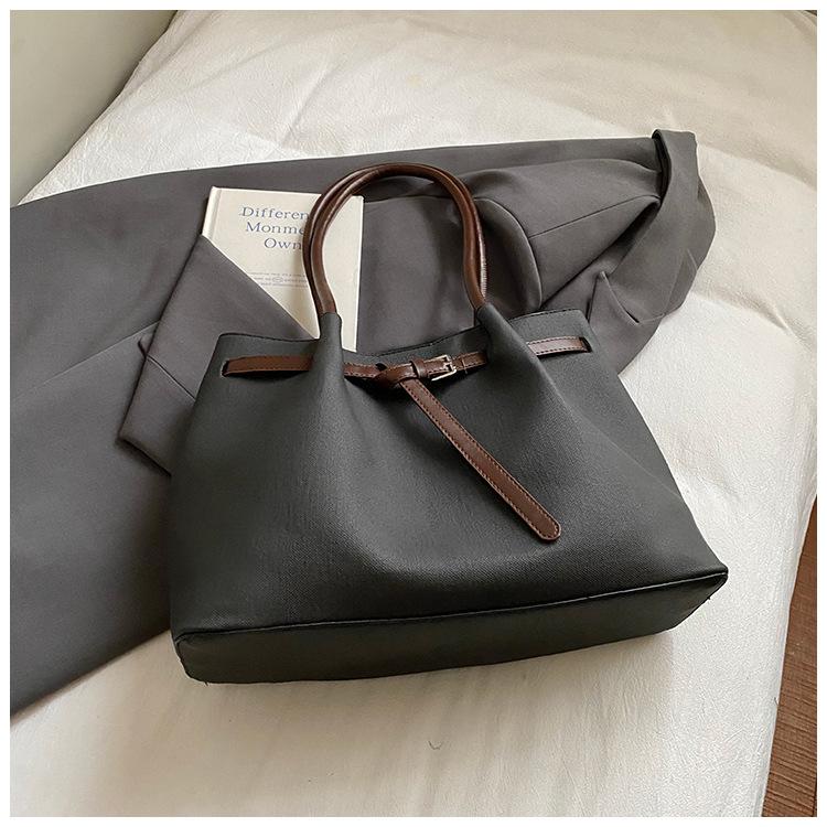 

Retro large-capacity tote bag 2025 autumn and winter new commuter shoulder bag fashionable and simple handheld underarm bag women