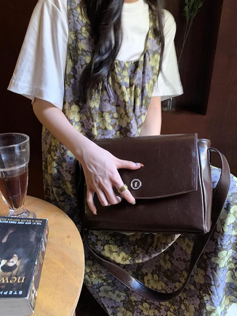 Women's Autumn/Winter 2022 Retro Large Capacity Crossbody Bag for Commute or Student Use