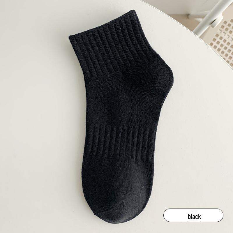 Trendy Black and White Unisex Low-Top Short Socks – Sweat-absorbent and Perfect for Autumn/Winter Sports and Couples.