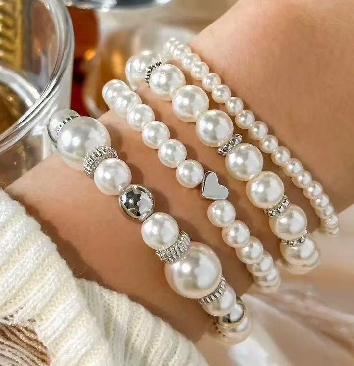 Set di 4 Braccialetti con Perle a Forma di Cuore e Perline per Donna