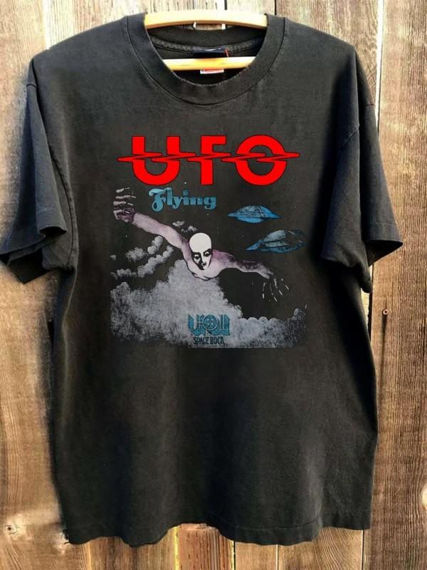 Vtg style UFO Band Flying short sleeve black color shirt KV39468 Unisex T-Shirt S