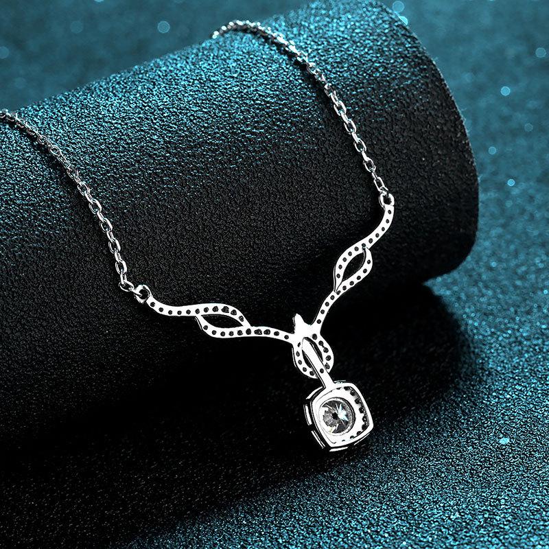 S925 Sterling Silver Four-Claw Moissanite Elk Necklace for Women, 80-Point Clavicle Chain, Christmas Gift.