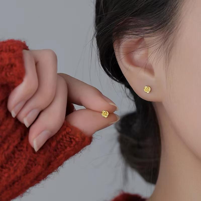 

Rose Flower Stud Earrings - New Style Women s Earrings, Luxurious and Exclusive, Small-scale, Suitable for Autumn and Winter. золотой
