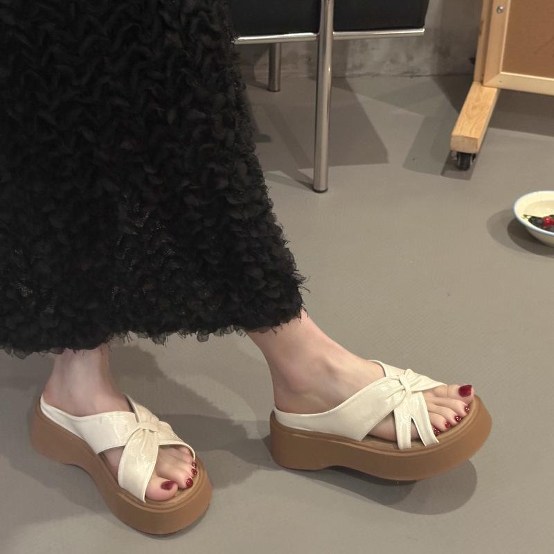 Platform Slippers Women's Summer Wear 2025 New Fashion Fairy Wind Cross Beach Shoes Small People Go Out Sandals