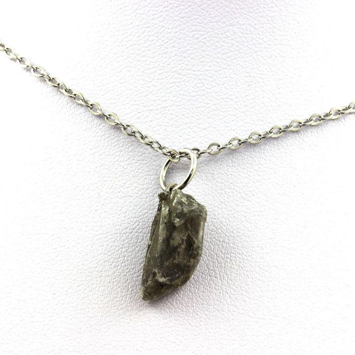 Pierres et Minéraux. Collier Gypse brut. 7.72 ct. Marcieu, Isère, France.