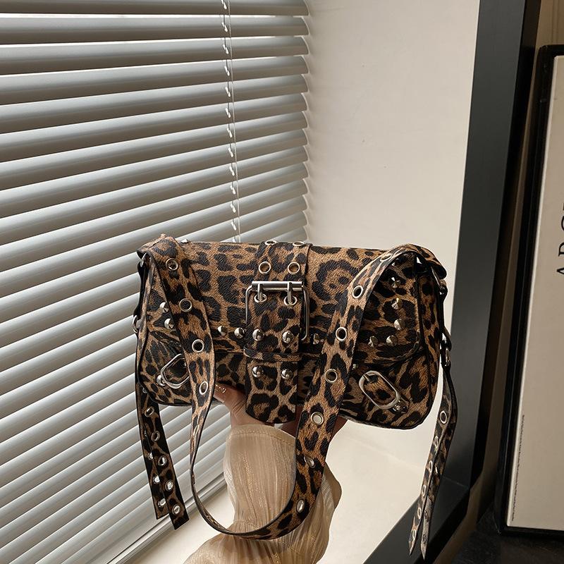 

2025 новая текстура трендовый стиль spice girl заклепки леопардовый принт персонализированный дизайн локомотив через плечо кроссбоди подмышку багет женская сумка