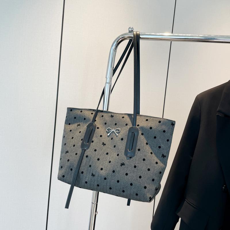 

2024 новая большая вместительная красивая и зарубежная осенняя модная сумка подмышкой женская нишевая трендовая повседневная сумка через плечо