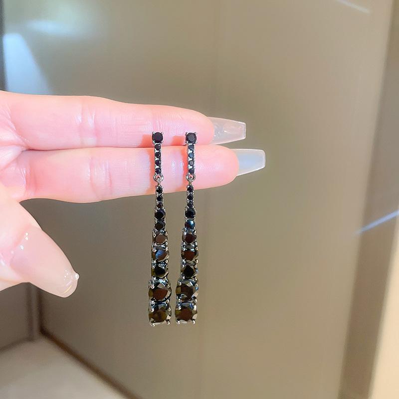 

Huitan Роскошные серьги-подвески с кристаллами/черными кубическими цирконами для женщин, темпераментные серьги для свадебной вечеринки, длинные серьги, новые ювелирные изделия