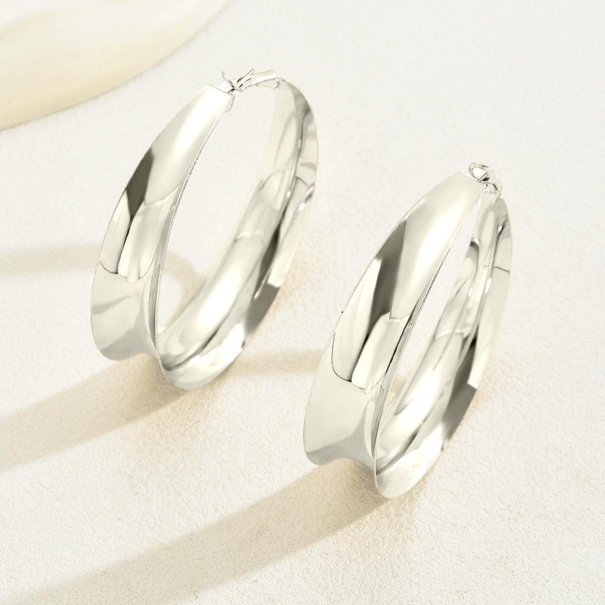 

Блестящие преувеличенные серьги-кольца из золота и серебра – Легкая роскошь, гладкие маленькие круги для праздников и уличного стиля. серебряный