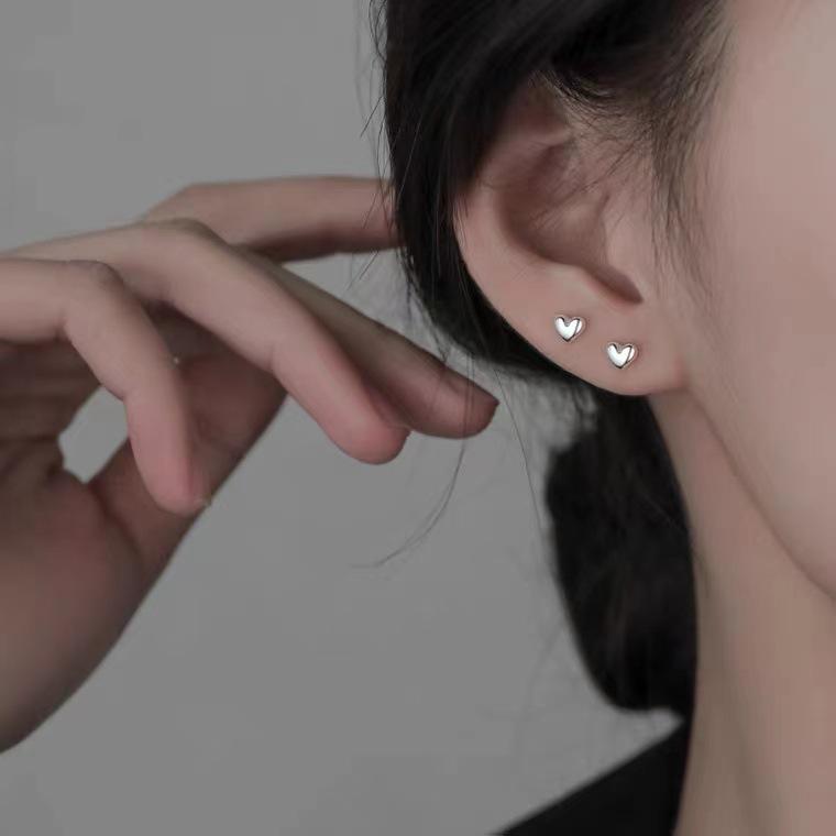 Silver S999 Women's Heart Earrings - Simple, Elegant, and Luxurious Ear Studs with a High-End Feel.