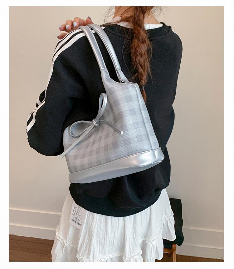 

Niche plaid hand-carried bucket bag women s 2025 new high-end versatile underarm bag commuter fashion shoulder bag