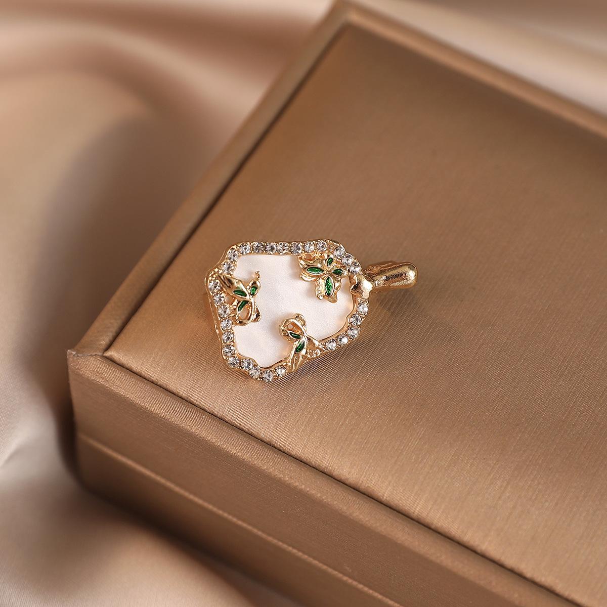 

Брошь в китайском стиле в виде маленького веера, простая и изысканная, маленькая и нежная, аксессуар для пальто ципао, нишевая брошь для женщин