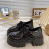 Dicksohlige 2025 Frühling kleine Lederschuhe neue höhenerhöhende schwarze Einzelschuhe Studenten Biskuitkuchen Damenschuhe