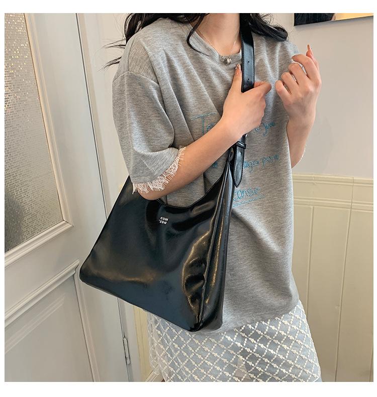 

2025 spring limited tote bag women s large-capacity textured shoulder underarm bag commuter messenger bag чёрный