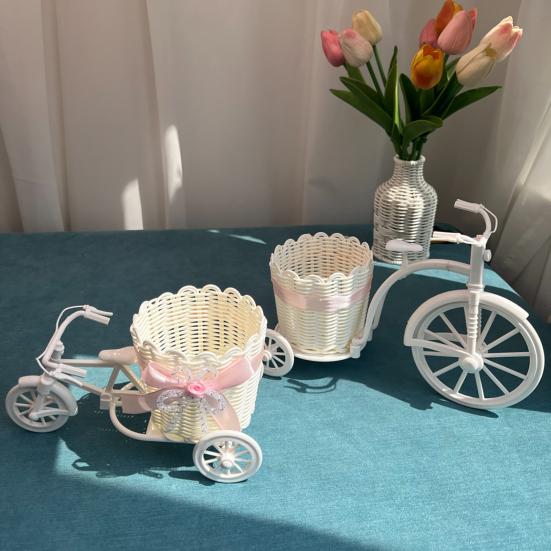 Kleiner Rattan-Blumenkorb Dreirad Blumenhalter Korb Gewebter Aufbewahrungskorb für künstliche Blumen Heim-Desktop-Dekoration