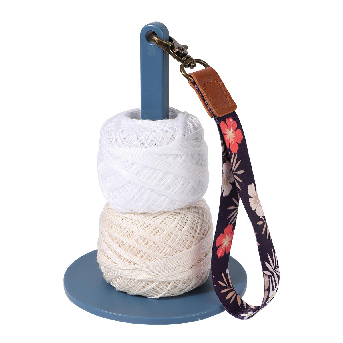 

Пластиковый держатель для пряжи, инструменты для вязания крючком, подставка для швейных принадлежностей, катушка с нитками с ремешком на запястье, моталка для шерстяных клубков синий