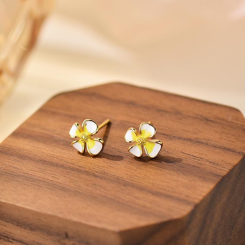 

Серьги-цветы для женщин с маленькими, простыми и универсальными цветочными серьгами в лесном стиле. Свежие, красочные, милые.