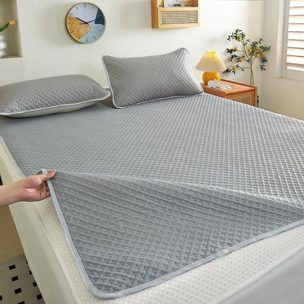 Skin-friendly Ice Silk Bed Mat Breathable Cooling Mattress Pad Summer Cooling Mattress Bedroom 35.43x78.74 in