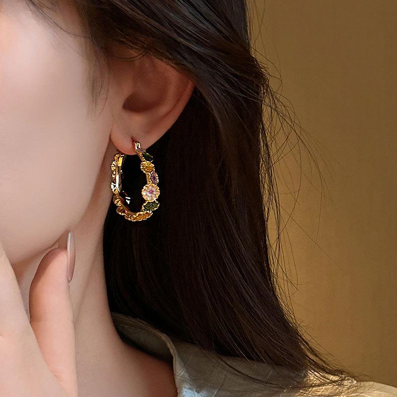 2024 Light Luxury Daisy Flower Circle Earrings - Women's High-End Ear Cuffs & Hoops