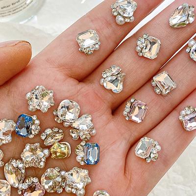 Nail art – Strass e decorazioni per unghie