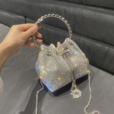 Borsa Secchiello da Donna con Diamanti 2023 - Manico Rotondo, Tracolla, Borsa a Mano, Tracolla a Catena, Monospalla, Trendy e Compatta.