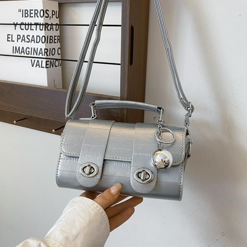 

Премиальная серебристая маленькая сумка женская 2025 новая универсальная сумка-мессенджер модная супер огненная портативная маленькая квадратная сумка