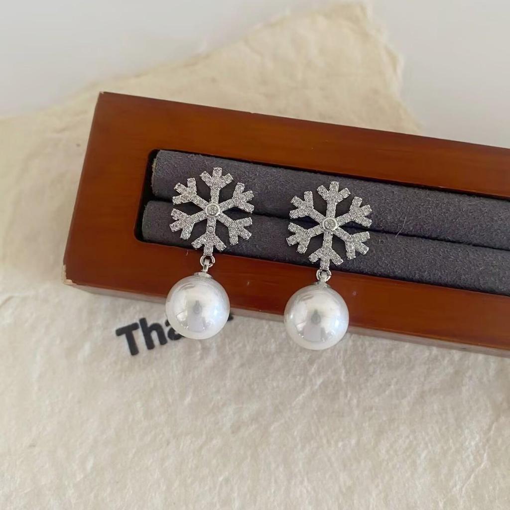 Exquisite Snowflake Pearl Earrings: Elegant Zircon Studs for Autumn and Winter
