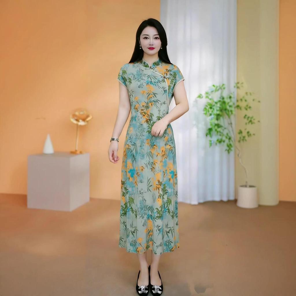 Elegant Retro Cheongsam: Floral Print, Slim-Fit, Short Sleeve, Over-the-Knee Dress.