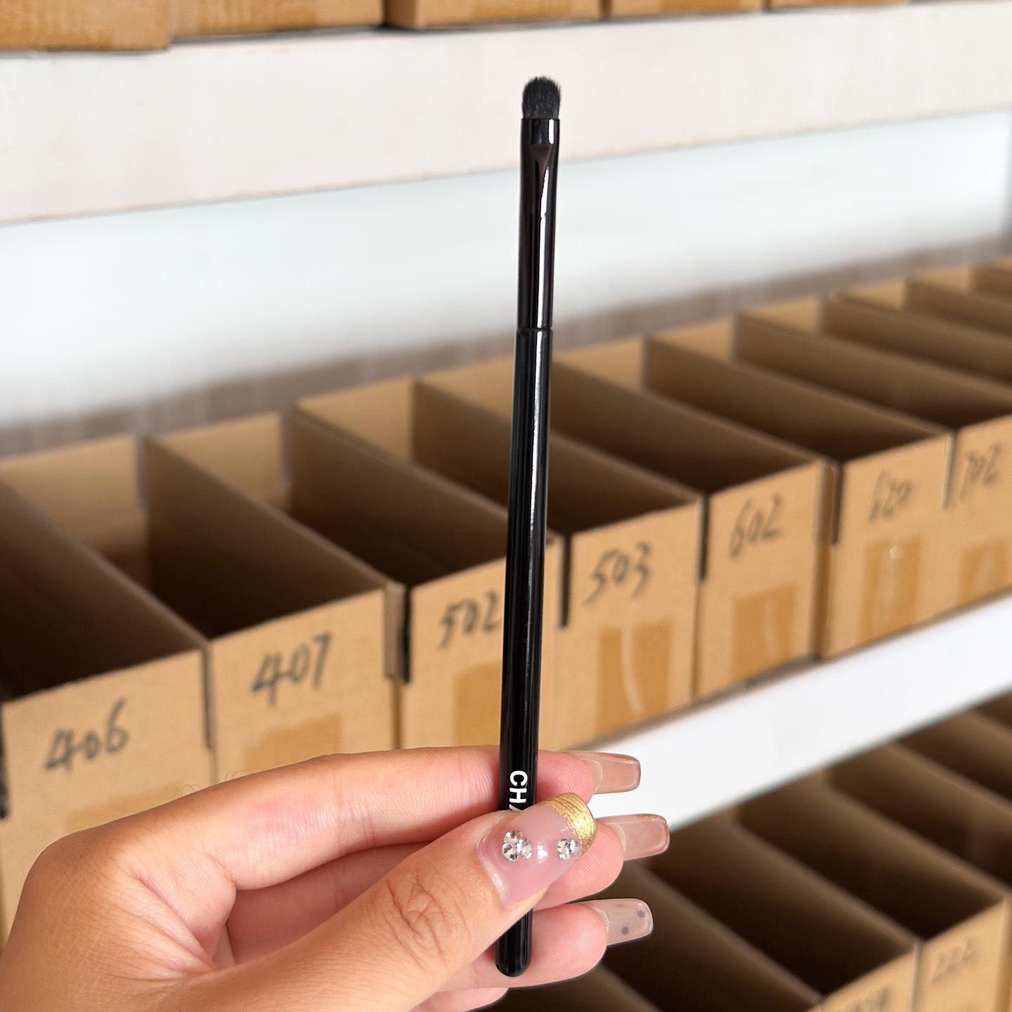 

Xiao Xianger s Retractable Makeup Brushes: Powder, Eyeshadow, Lip, & Foundation Models 109/201/206/300