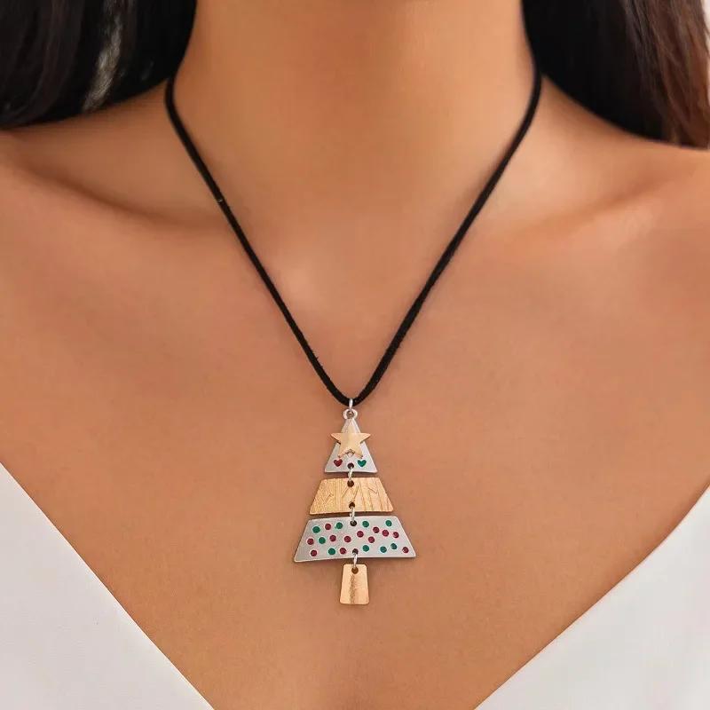 

Elegant Hollow-out Christmas Wreath Drop Dangle Earrings Cute Gift for Christmas Party Luxury Chrismas Earrings for Women