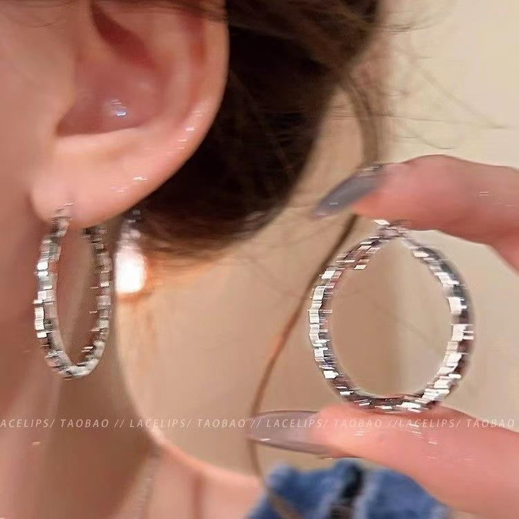 Retro Gold Hong Kong Style Earrings for Women - 2025 Design Metal Ear Cuffs серебряный