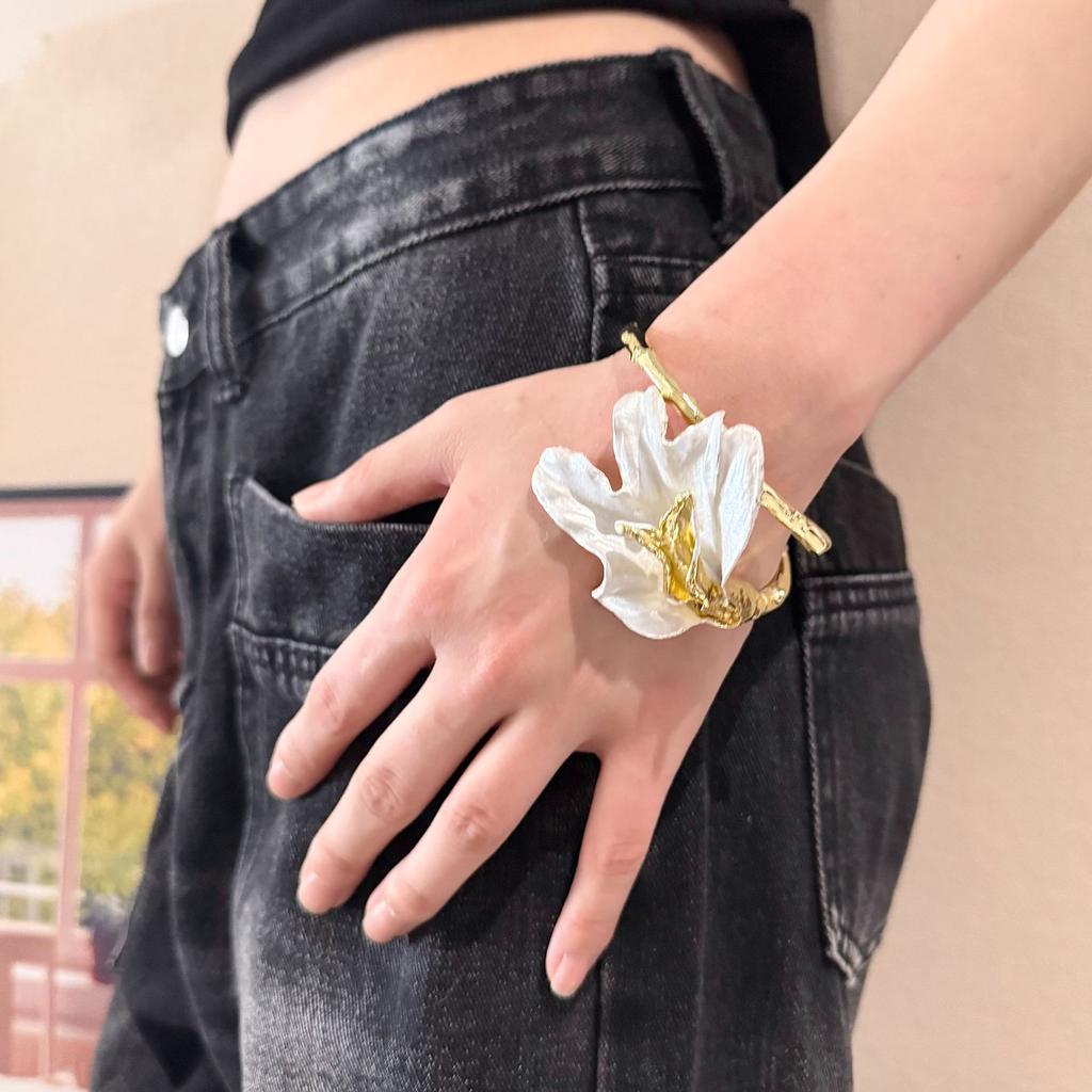 Exaggerated Calla Lily Bangle Armlet Geometric Metal Flower Bracelet For Women Irregular French Style Golden Opening Bangle