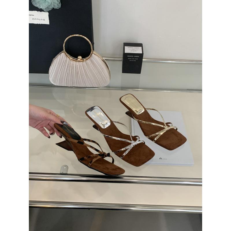 

French wedge heel leopard print one-word slippers women s outer wear 2025 new model with skirt strap sandals silver high-heeled sandals 39 серебряный