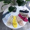 Nieten Fliege Flip-Flops Nieten Jelly Zehensandalen mit Schleife Sommer Schleife Flache Strand Regenstiefel