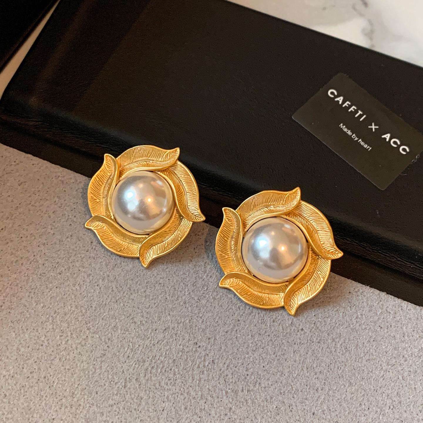 

French Retro Pearl Tiger Eye Earrings - Stylish and Versatile Studs