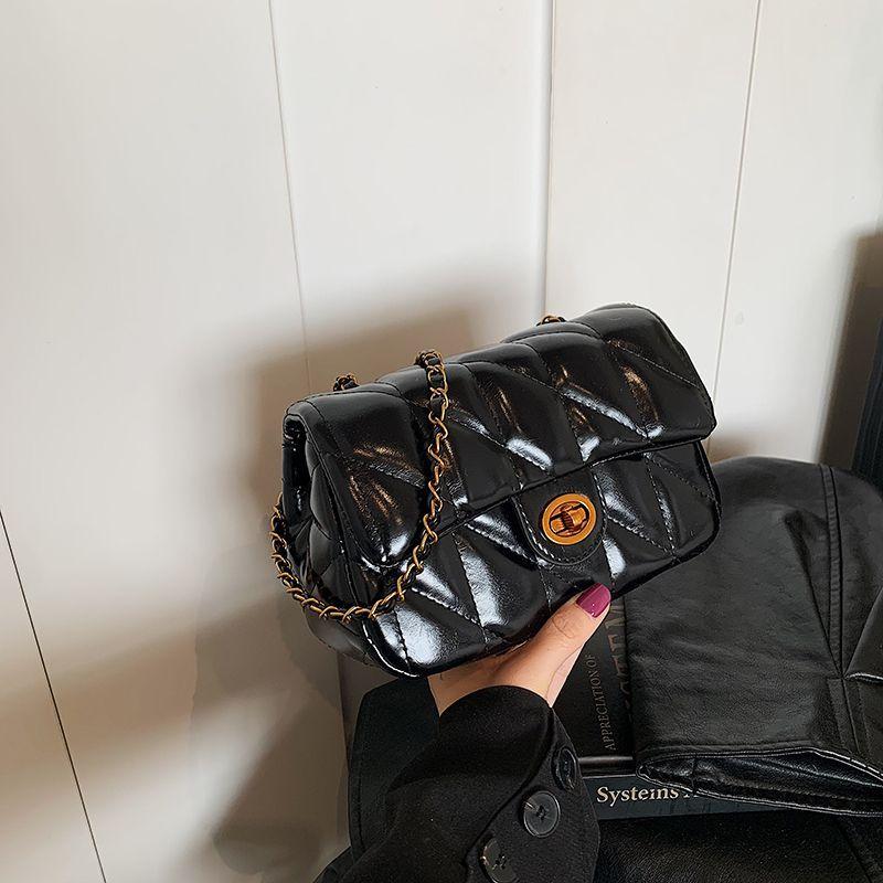 

Retro Luxury Oiled Leather Shoulder Bag, New Niche Fashion Small Diamond-patterned Crossbody Bag, Versatile Commuter Bag for Women. чорний