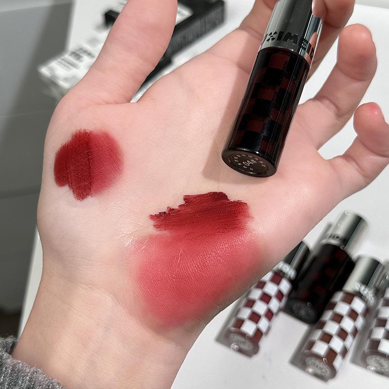 Suximeida Checkered Matte Velvet Lip Gloss In Plum Shade