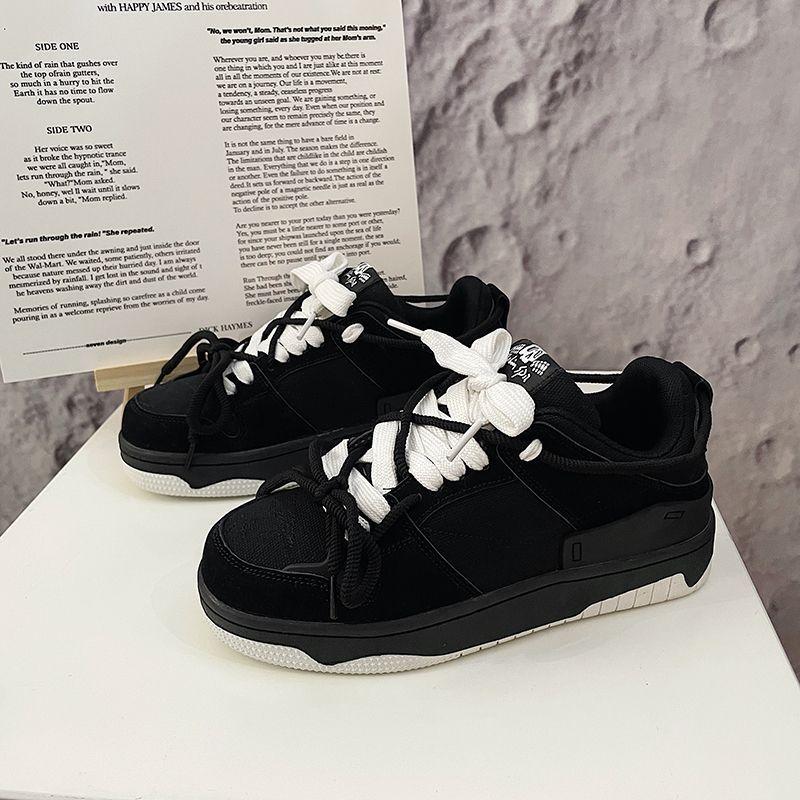 Retro Nischen-Design mit Riemen Skateboard und Brot-Schuhe Trendige Kontrastfarben Sportschuhe für Herren und Damen