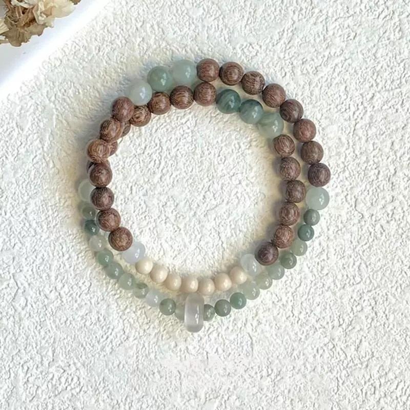 Drunk lime cat lime bracelet before the flower, cat paw holding high-value bracelet, female hand twisting finger soft bracelet.