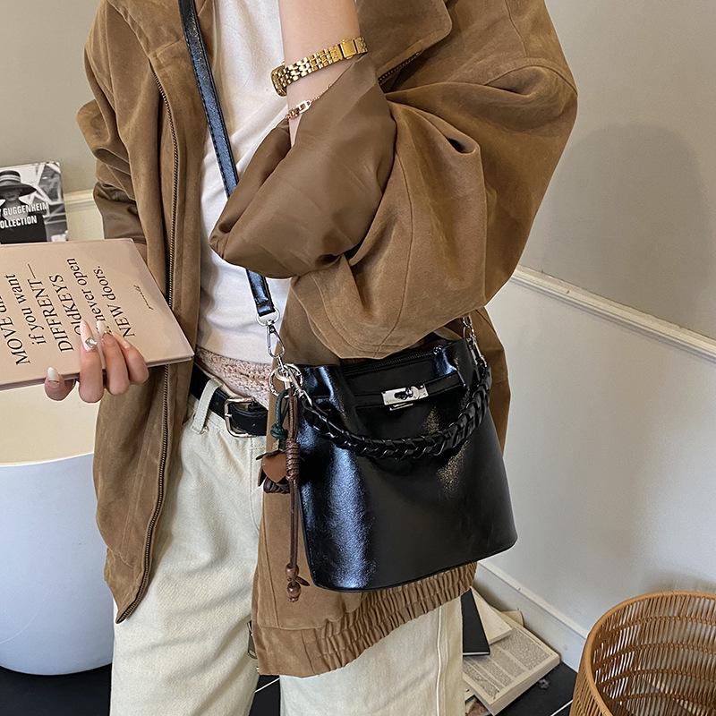 Damska retro tkana torebka crossbody typu bucket - styl europejski i amerykański, torebka casualowa high-end na jedno ramię pod pachę