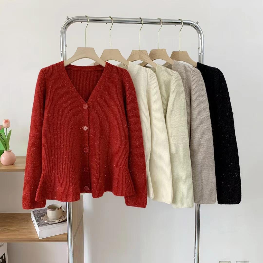 

Корейский яркий шелковый маленький ароматный вязаный кардиган 2025 осень новый свитер с V-образным вырезом куртка короткий модный топ женский one size fits all чёрный