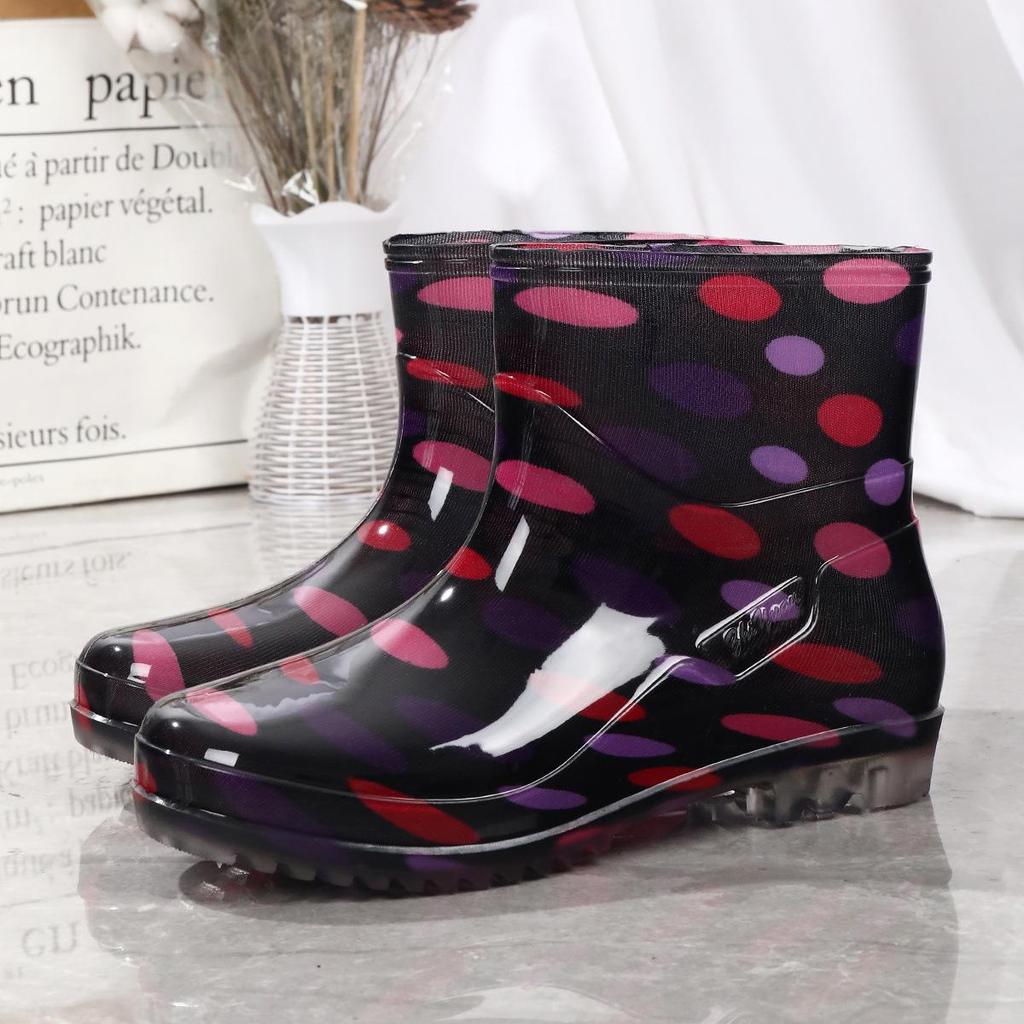 Women's Fashion Non-Slip Short Rain Boots, Waterproof Outdoor Rubber Shoes with Warm Cotton Lining.