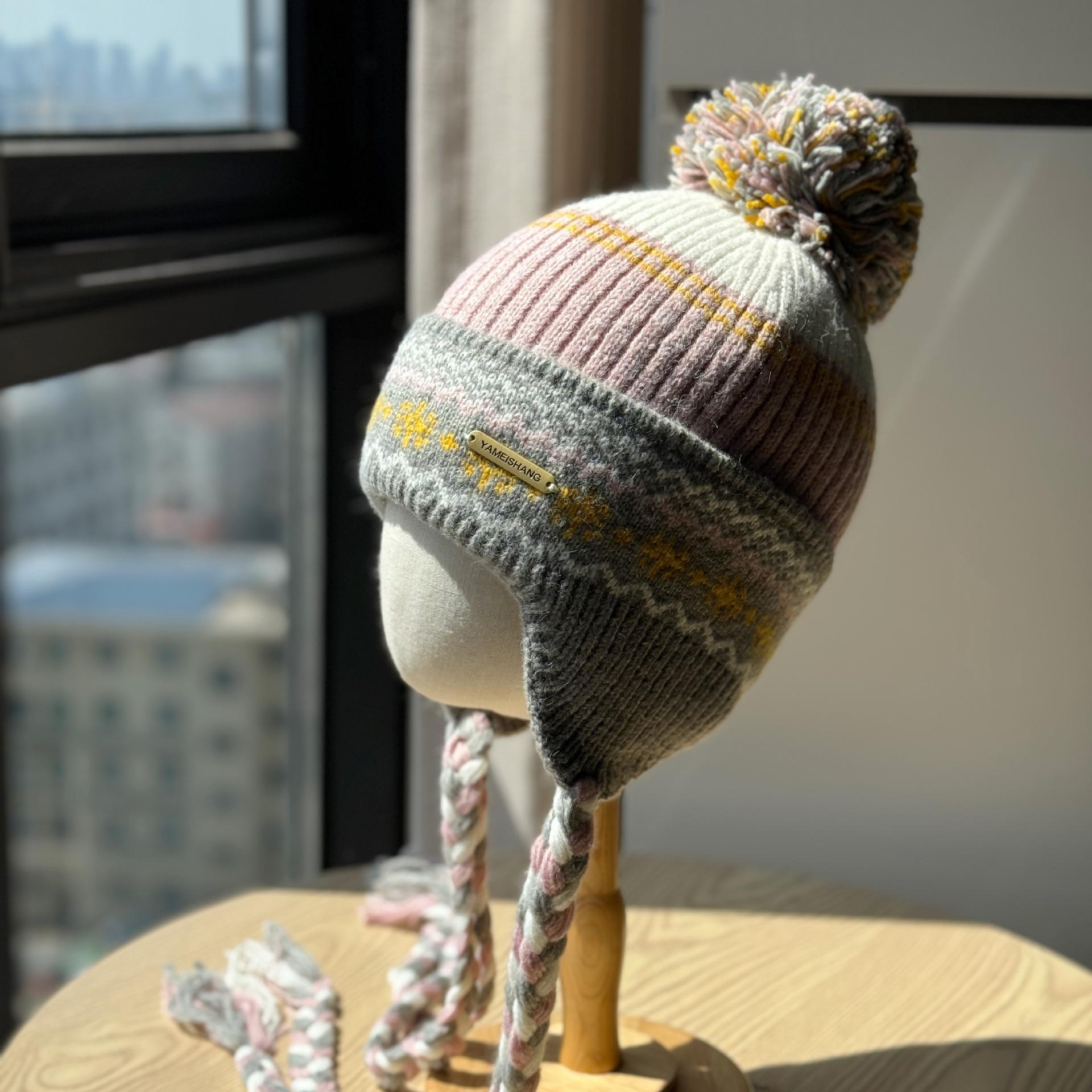 

Новый стиль Шерстяной помпон Вязаная шерстяная шапка для женщин на осень и зиму Корейский стиль Утолщенная Защита от холода и тепла Защищающая уши Шапка Лей Фэн Маленькое лицо one size