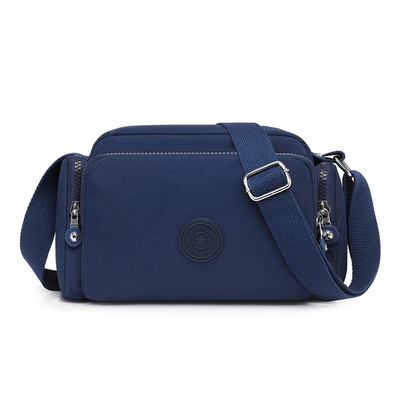 

Женская сумка через плечо из нейлона с водоотталкивающим покрытием темно-синий