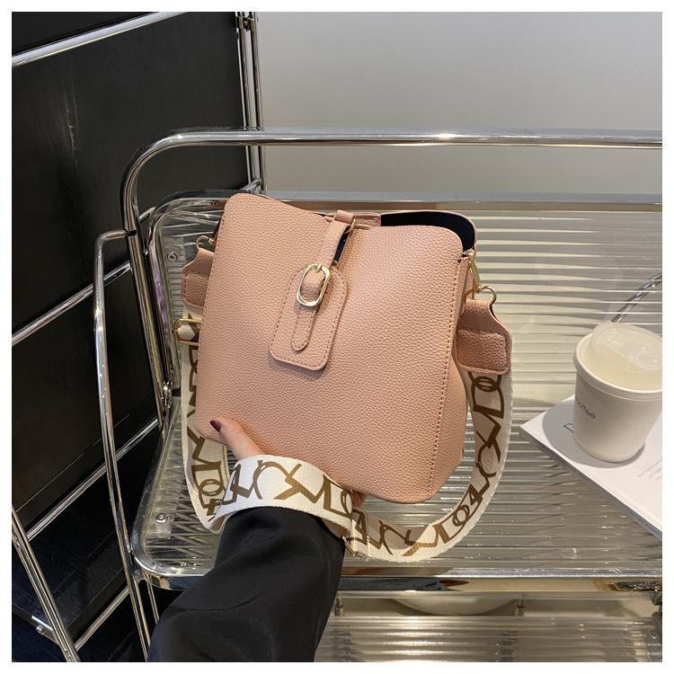 

Модная сумка-мессенджер на широком плечевом ремне, корейская версия, на одно плечо, лето 2025, новый нишевый дизайн, повседневная сумка из мягкой кожи, сумка-ведро розовый