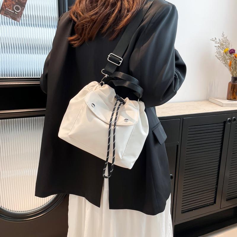 New Casual Solid Color Large-capacity Portable Bucket Bag Trendy Fashion Large-capacity Light Going Out Shoulder Messenger Bag
