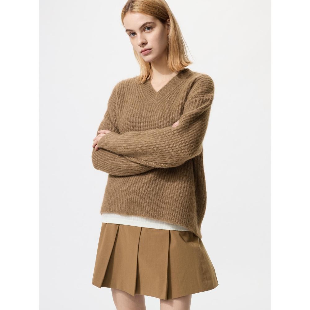 Uniqlo Fluffy V Neck Sweater